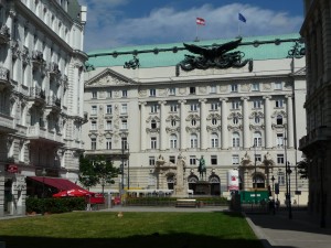 Le Ministère de la Guerre des Habsbourg avec la statue de Radetzky (oui, celui de la Marche)