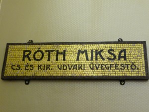 Enseigne de Roth Miksa en mosaïque