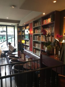 le café livres devant